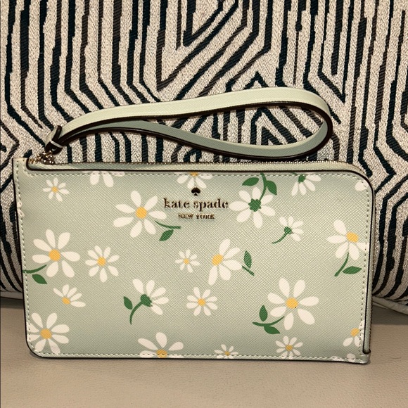 kate spade Handbags - NWOT kate spade Mint Green Floral Wristlet with White & Yellow Daisies